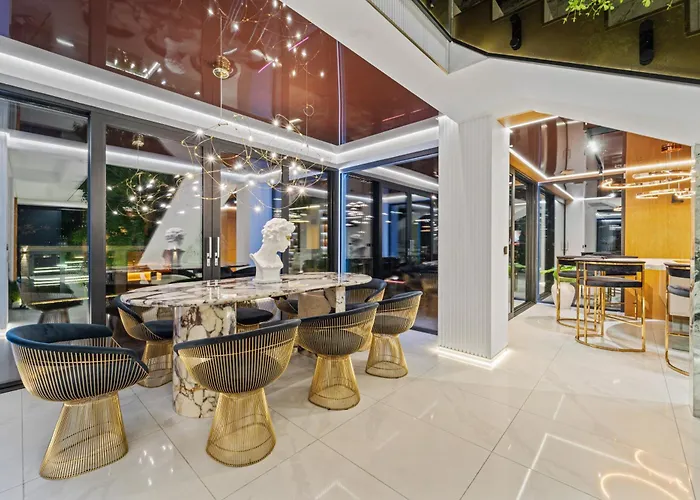 Chandelier Sky Mansion וילה *